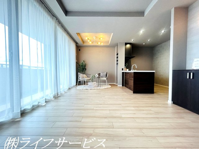 ＬＤＫ15帖／南西向きのリビングルームは陽当り良好！即入居可！ペットと一緒に暮らせるマンション！