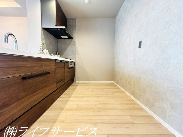 システムキッチン／オープンキッチンはビルトイン食洗機、タッチレス水栓、ディスポーザー付で機能面充実！