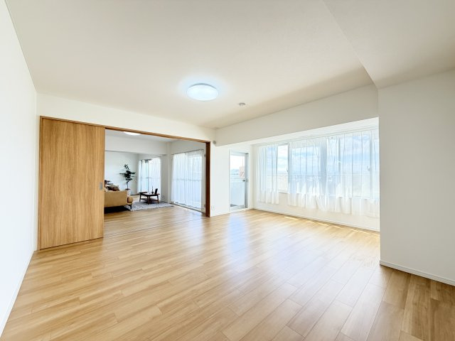 【南西側洋室約13.0帖】こちらのお部屋からもバルコニーに出ることが可能です！