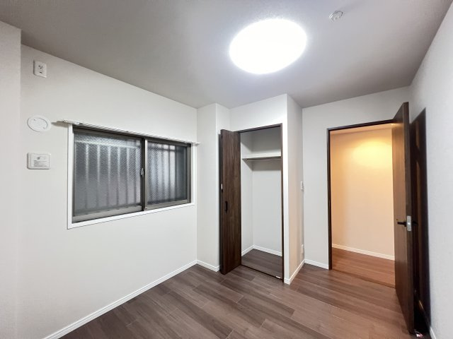 ゆったりした洋室です　収納付