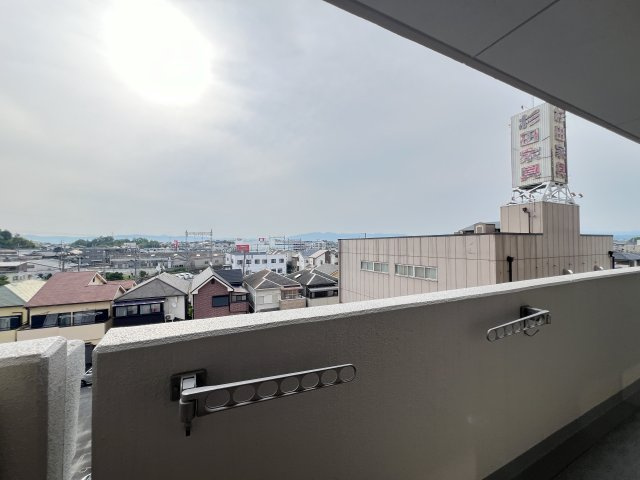 開放的で明るい空間を演出してくれるバルコニーです