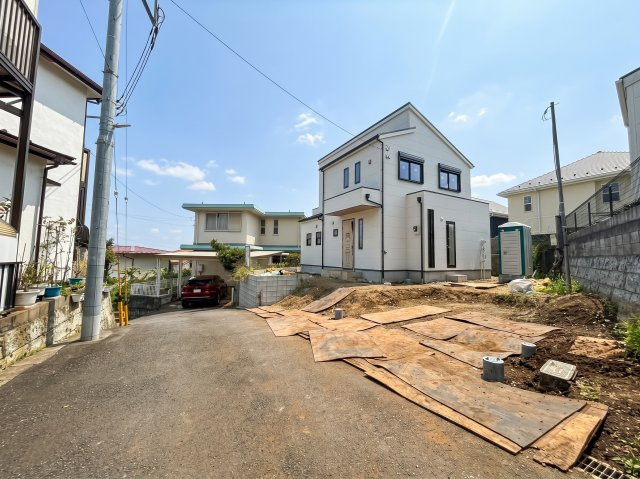 前面道路はゆとりある幅が確保されており、大きめのミニバンなどでも焦らず落ち着いて駐車することができます。見通しも良好ですので、小さなお子様と一緒にお出かけする際も安全に歩き出すことができます。
