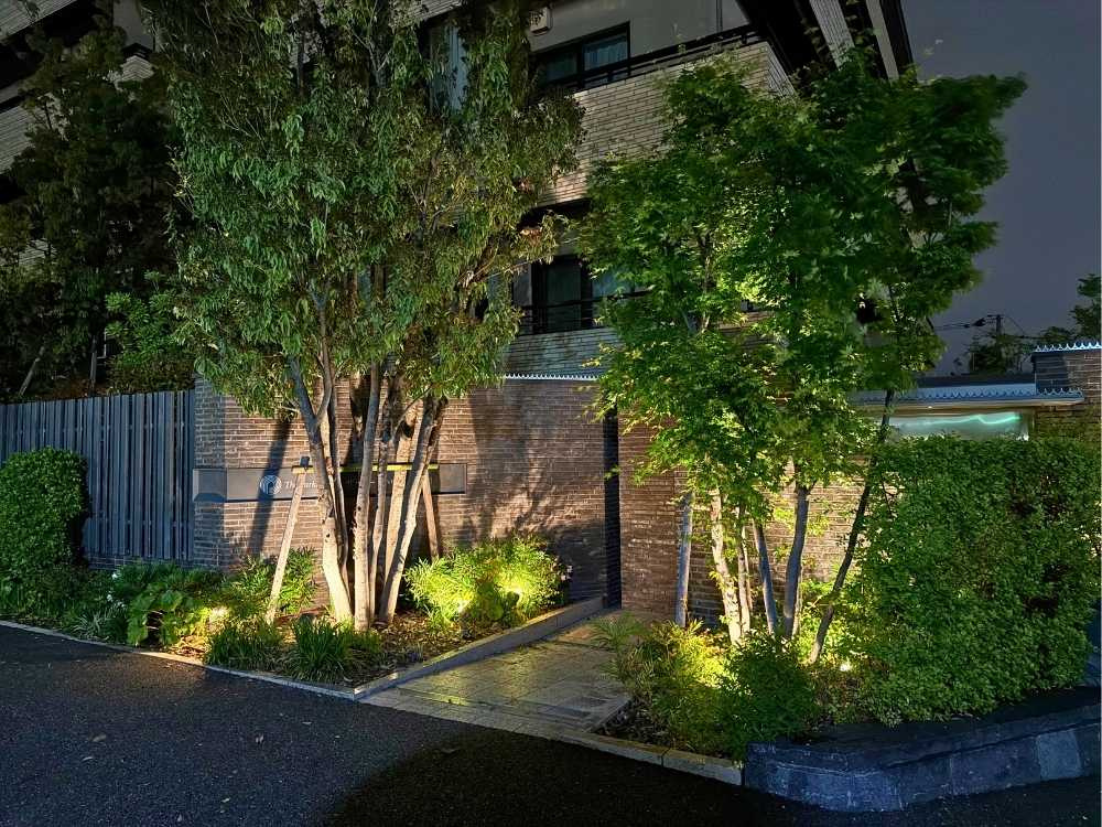 夜には幻想的なライトアップが施され、帰宅する方を優しく迎え入れるサブエントランス。邸宅地・芦屋の景観に溶け込む趣あるデザインと豊かな緑が、日常の疲れを忘れさせる、心安らぐ迎賓空間を演出します。