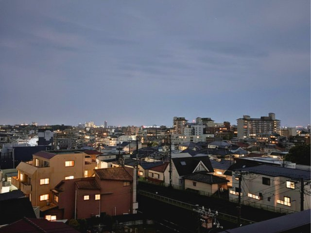 最上階住戸ならではの贅沢なパノラマビュー。遮るもののない空の広がりと、芦屋の街並みを一望できる開放的な眺望が魅力です。夜には美しい街の灯りが広がり、住まう方の日常を彩る癒やしの風景となります。