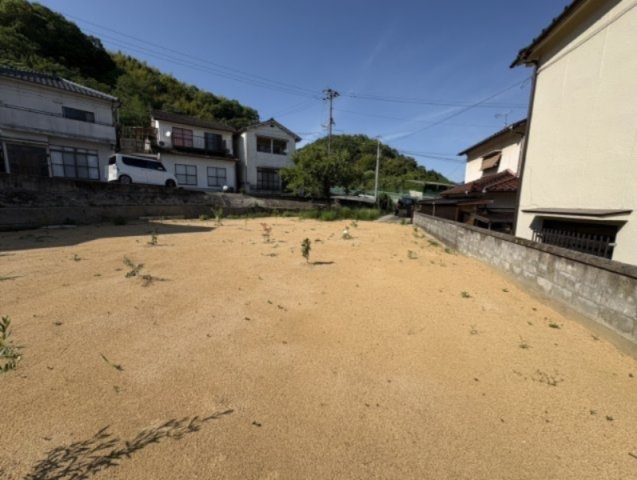 別角度から撮影した敷地全景です。住宅用地としてはもちろん、家庭菜園やドッグラン、ガーデニングスペースなどを設けたゆとりある暮らしも実現できます。建物と駐車場を分けて配置することもできます。
