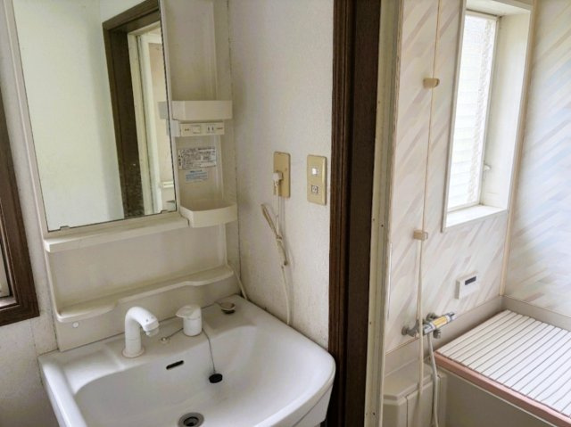 窓からの採光で明るい洗面室。湿気がこもらず毎朝爽やかです。