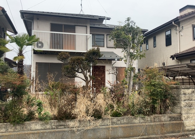 土地の面積＝住宅面積ではありません。建ぺい率の問題などで、土地のある場所によって住宅を建てられる面積は限られています。高さもしかり、「土地」という言葉の中には、建築条件も含まれると考えておきましょう。