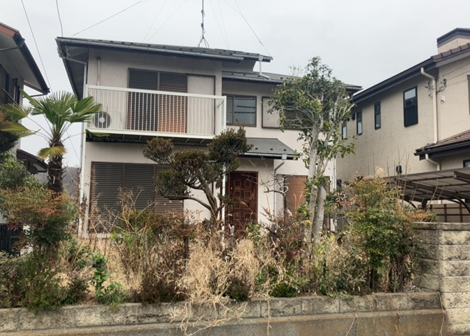 家を建てる場合、方位は要チェックです。現実的に日当たりのよい家ならばリビングは南側、建築基準法でも北側に当たる家への配慮は求められています。土地を見学に行く際は、方位磁針を持って行くようにしましょう。