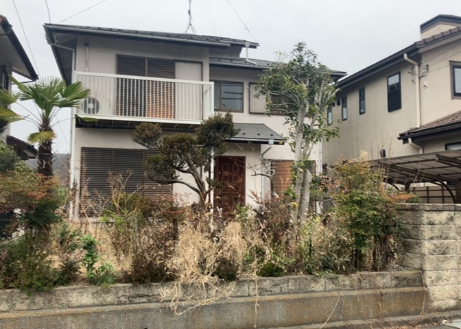 土地の前の道路に消火栓が設置されていることがあります。この場合、道路交通法第45条第1項により、駐車禁止の場所が指定されています。そのため、車庫などの駐車スペースをつくることができない場合があります。