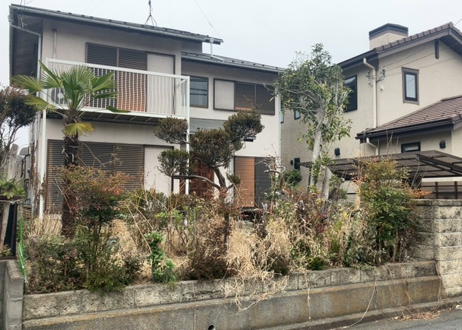 現地に行くなら、物件の周囲の地形がどうなっているかを見ることも大切です。周辺より低くなっている土地では、大雨などで水が集まりやすいため、地盤が弱くなっているということも考えられるため、注意が必要です。