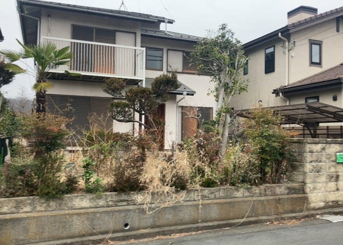 土地購入を検討されている場合、境界杭がない状態で購入してしまうと境界確定測量をする必要があり、費用がかかります。購入の前に、売主、隣土地所有者立ち合いのもと境界を確定し境界杭を設置するのがベストです。