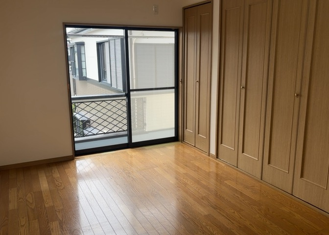 寝室でゆっくりと過ごすためにはベッド周りの適度な空間を担保することや窓の位置、照明の明るさ、寝室の広さなどを考える必要があります。自身や家族の構成とライフスタイルに併せて寝室にする部屋を選びましょう！