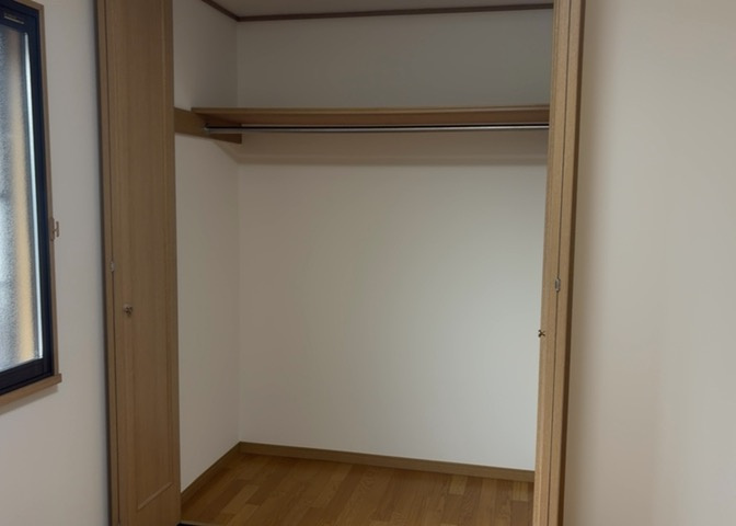 デザイン性を重視しすぎて収納が少なかった！なんてことにならないため、事前に現地で収納の数を確認しておくことをお勧めします。クローゼット以外にも床下収納や屋根裏収納、パントリーなどもチェックしましょう。