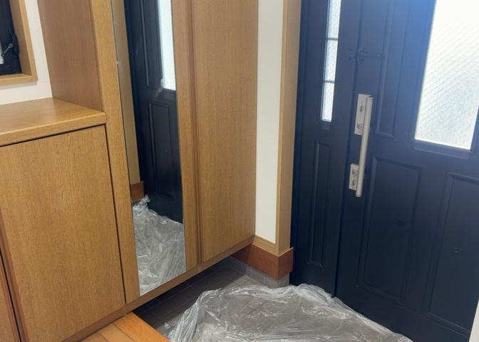 玄関は家の顔でもあり、家族以外の目にも止まる場所です。玄関は外との間を仕切る扉、靴などをしまっておく収納スペース、靴脱ぎのたたきスペース、来客とのやり取りをするドアホンなど複数のアイテムからなります。