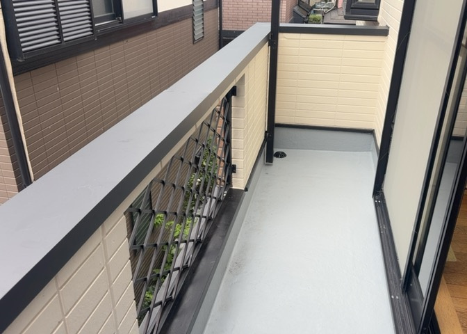 バルコニーは、室外の専用スペースのうち、「屋根がなく開放された空間」であるものを指します。ベランダより広いタイプのものが多く、日当たりもよいため家庭菜園などを楽しみたい人にとって適した環境となります。