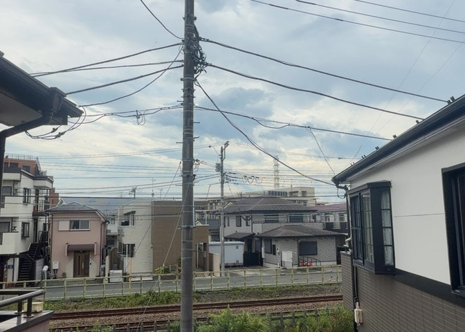 眺望を気にして物件を探す場合、前面に建物が建っていないか現地で確認しましょう！前面に建物があると景色はもちろん、日当たりや風通しにも影響が出てきます。住んだ時のことを想像しながら現地見学をしましょう。