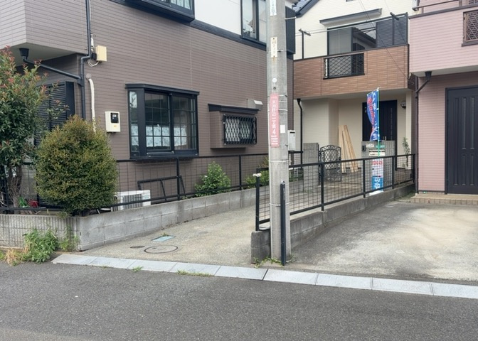 住宅用の土地では前面道路に2m以上接していなければならないと法律で定められています。しかし、お持ちの車のサイズやライフスタイルなどにより、2mでは利便が悪い場合もございますので、事前に確認しましょう。