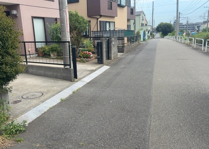 お持ちの車種によっては前面道路が広い方が便利でしょう。しかし、前面道路が広ければその分交通量が多くなるため、騒音などが気になる場合があります。実際に現地を見学し、周辺交通量や騒音などを確認しましょう！