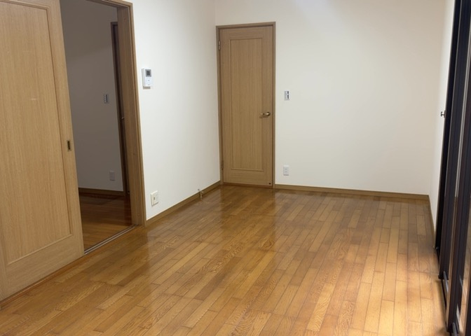 L型アイランドタイプは、キッチンからダイニングにもリビングにも目が行き届くので、とても使いやすい配置です。L字型独立タイプは、キッチンを独立させてるためLDKというよりもLDといった様なイメージです。