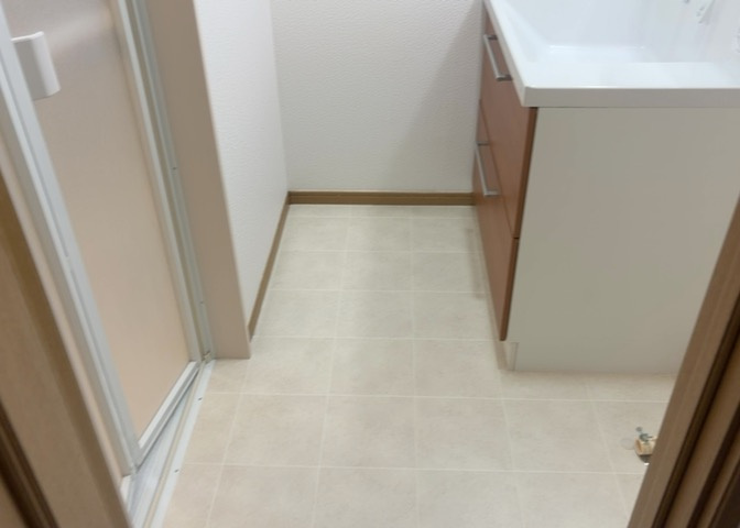 多くの戸建て住宅で見かける洗面脱衣所は、洗面台と洗濯機が2畳ほどのスペースに並べられていて、洗面所が脱衣所を兼ね備えている間取りが一般的です。お客様が利用することもある、パブリックな空間でもあります。
