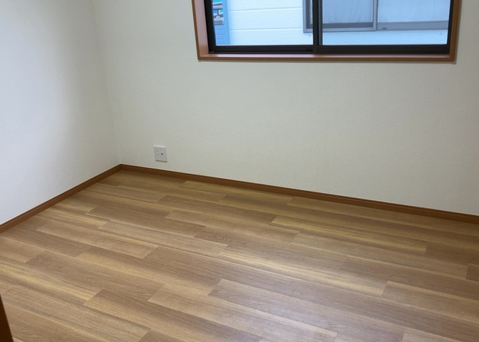 洋室のメリットは重い家具が置きやすく、身の回りが整理しやすいことです。　床がフローリングのため畳とは異なり凹みにくいです。　クローゼットなど収納が豊富で、普段使わない旅行カバンや服の整頓も簡単にです。