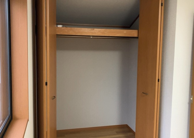 デザイン性を重視しすぎて収納が少なかった！なんてことにならないため、事前に現地で収納の数を確認しておくことをお勧めします。クローゼット以外にも床下収納や屋根裏収納、パントリーなどもチェックしましょう。