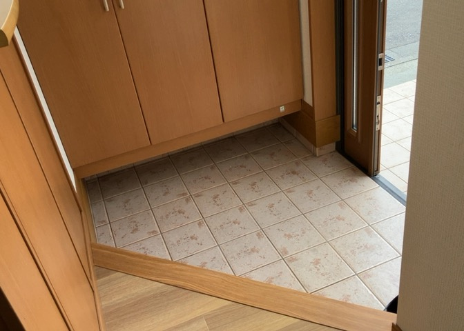 玄関は家の顔でもあり、家族以外の目にも止まる場所です。玄関は外との間を仕切る扉、靴などをしまっておく収納スペース、靴脱ぎのたたきスペース、来客とのやり取りをするドアホンなど複数のアイテムからなります。