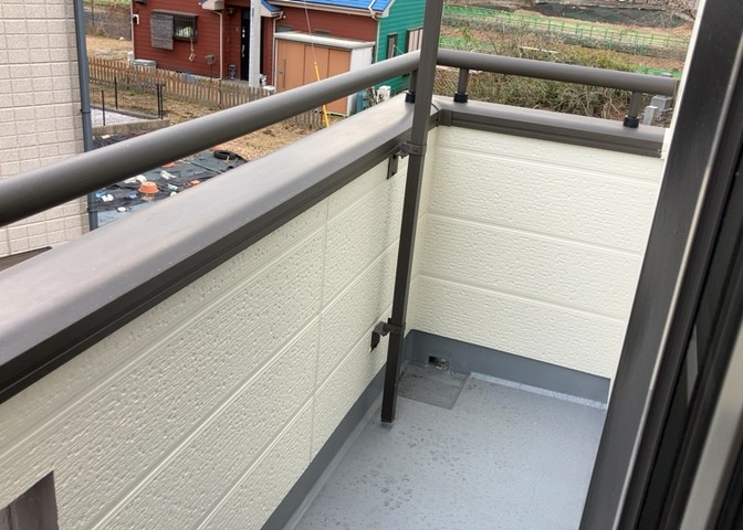 バルコニーは、室外の専用スペースのうち、「屋根がなく開放された空間」であるものを指します。ベランダより広いタイプのものが多く、日当たりもよいため家庭菜園などを楽しみたい人にとって適した環境となります。