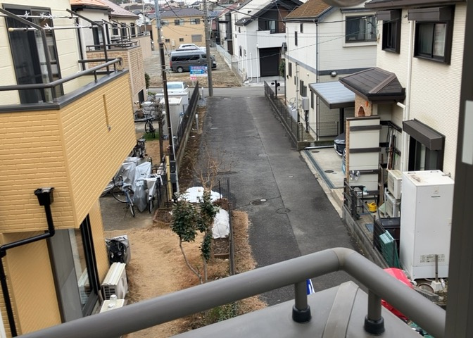 眺望を気にして物件を探す場合、前面に建物が建っていないか現地で確認しましょう！前面に建物があると景色はもちろん、日当たりや風通しにも影響が出てきます。住んだ時のことを想像しながら現地見学をしましょう。