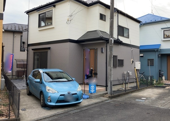 住宅用の土地では前面道路に2m以上接していなければならないと法律で定められています。しかし、お持ちの車のサイズやライフスタイルなどにより、2mでは利便が悪い場合もございますので、事前に確認しましょう。