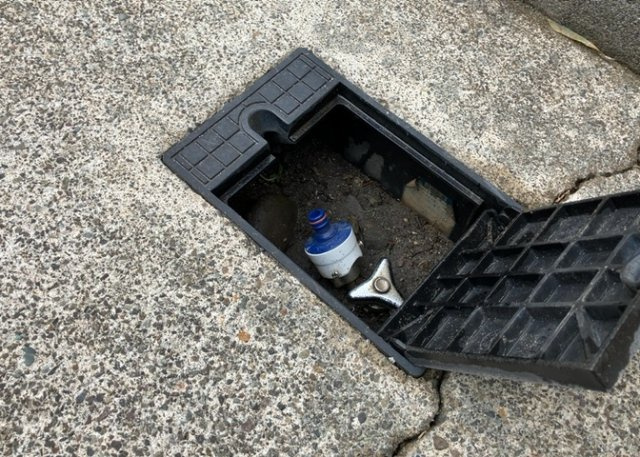 敷地内に散水栓や立水栓があると便利です。水道水を直接利用できるため、水を運ぶ手間を省くことが出来ます。大量の水を必要とする洗車作業や清掃などに役立ちます。その他設備とあわせて、現地でご確認ください。