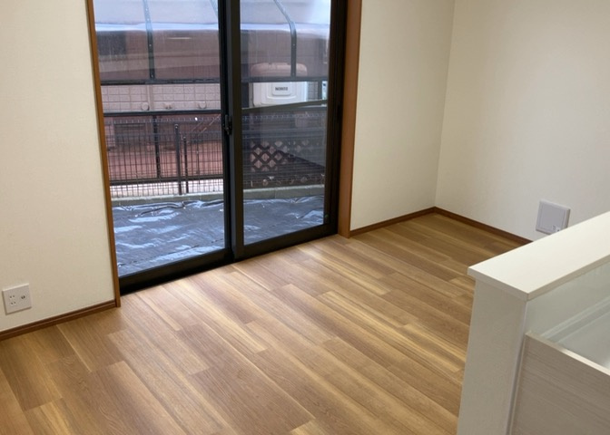 ダイニングは、食事や家族の団らんスペースとしてだけではなく、ほかの用途としても使用することができます。ダイニングテーブルを置き、食事のためのスペースを作ることでリビングとの差別化を図ることができます。