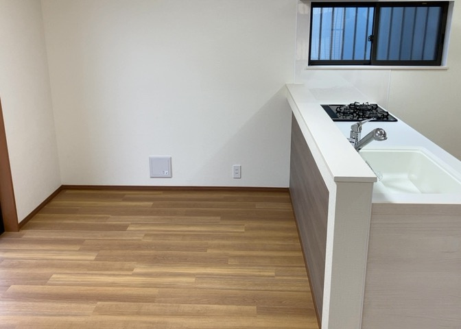 DKの物件でも広く見せたい方は、ダイニングスペースを広く使えるように工夫しましょう。低めのダイニングソファを置くと、家具の圧迫感が減り、広く見せることができ、ダイニングをリビングのように使用できます！