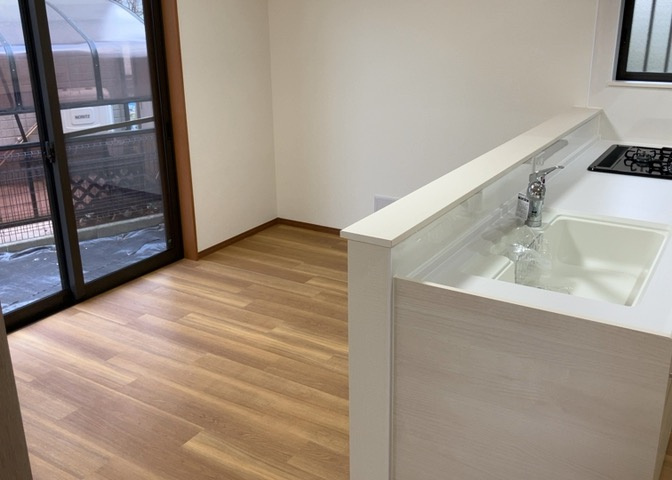 ダイニングとキッチンの間を扉や壁などで仕切らず、一体化させた間取りです。キッチンカウンターがついている物件ならば、食事をキッチンカウンターで取ることで、ダイニングスペースをリビングとして使用できます。