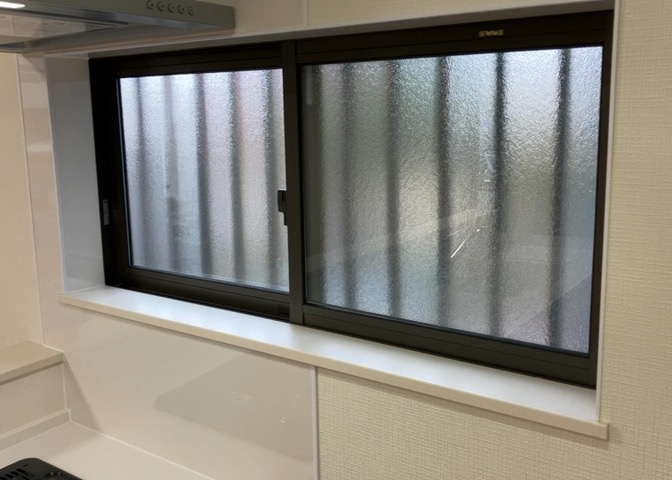 サッシは、ガラス窓に使用される金属製の窓枠です。一般的に住宅建築では、金属製建具工事の段階でガラス類・玄関などと同時に設置されます。種類や構造により断熱性能や遮音性能が異なるので現地でご確認ください。