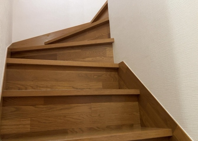 限られた敷地面積の場合、収納スペースを狭くして居室スペースを広く取ろうとすると、収納スペースがなくて困ることがあります。見学の際に各部屋に収納スペースがあるか、収納を置く場所はあるのか確認しましょう。