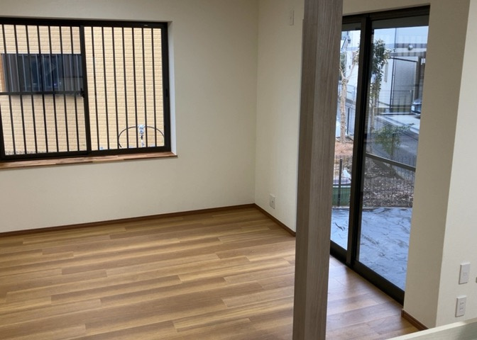 直線タイプはLとDKを一直線に並べた形で対面キッチンのタイプです。一般的なのでよく見かけるかもしれません。直線タイプに似た直接アイランドタイプは、キッチンとダイニングの間に壁がない分広く感じられます。