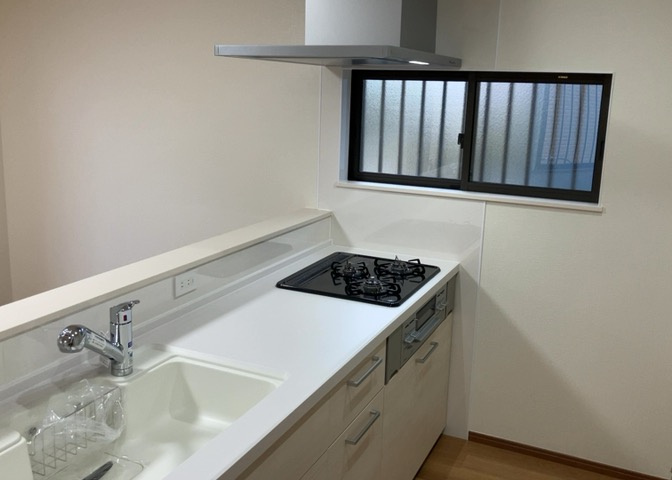 標準的なシステムキッチンの横幅は、165cm～300cm程度です。2100・2400・2550・2700などミリ単位で表記されます。普段どのように料理をするのかを想定しながら合ったサイズを選びましょう