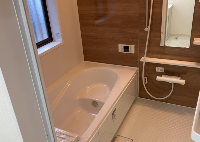 入浴時の快適さも大事なことですが、綺麗な状態を維持できなければ気持ちよく入浴できません。毎日の掃除が楽という点は大事なポイントになります！カビが生えにくく掃除がしやすい、壁や浴槽を選ぶといいでしょう。