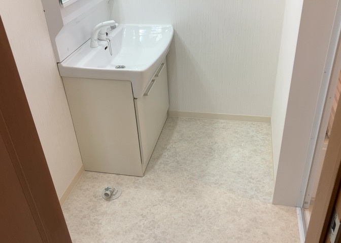 多くの戸建て住宅で見かける洗面脱衣所は、洗面台と洗濯機が2畳ほどのスペースに並べられていて、洗面所が脱衣所を兼ね備えている間取りが一般的です。お客様が利用することもある、パブリックな空間でもあります。