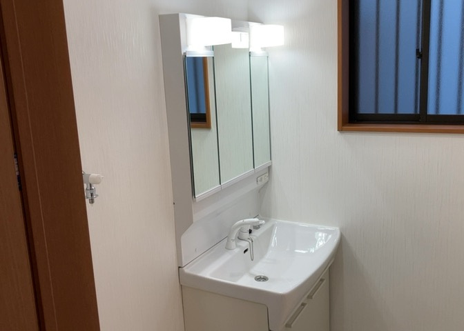 洗面化粧台では顔を洗ったり、身だしなみを整えることが本来の使い方ですが、用途によっては洗面化粧台に求められる機能が違ってくるため、ご自身や家族のライフスタイルに合ったものを選ぶことをおすすめ致します。