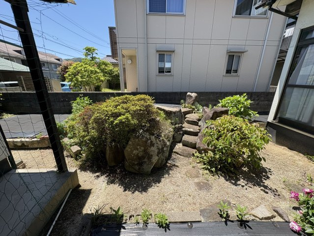 石組みが特徴的な和風庭園風のスペースは、落ち着いた雰囲気を演出。植栽や庭石がバランスよく配置されており、四季の変化を感じながらゆったりとした時間を過ごせます。外からの視線も程よく遮られます。