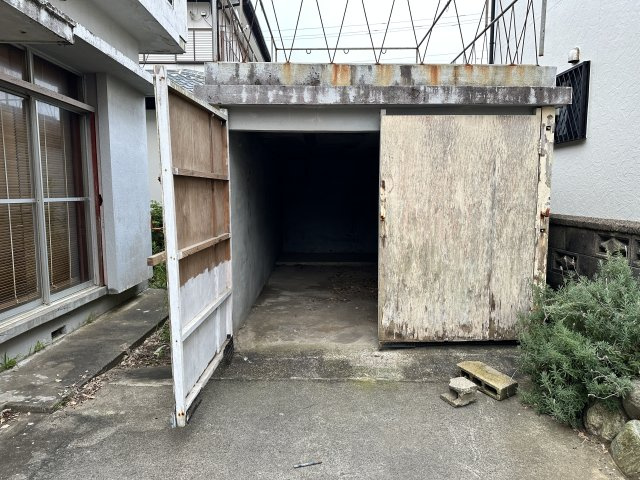 扉付きの頑丈なガレージスペース。そのまま車庫や大型の物置として使うのはもちろん、扉をDIYでお好みの色にペイントしたり、ガレージハウス風にカスタムしたりと、趣味を楽しむ大人の遊び場にも最適です！