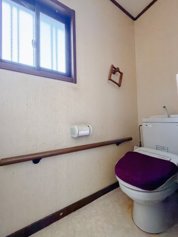 ■トイレ｜白を基調としたトイレになっています♪窓付きなので常に換気もでき、綺麗保てます♪