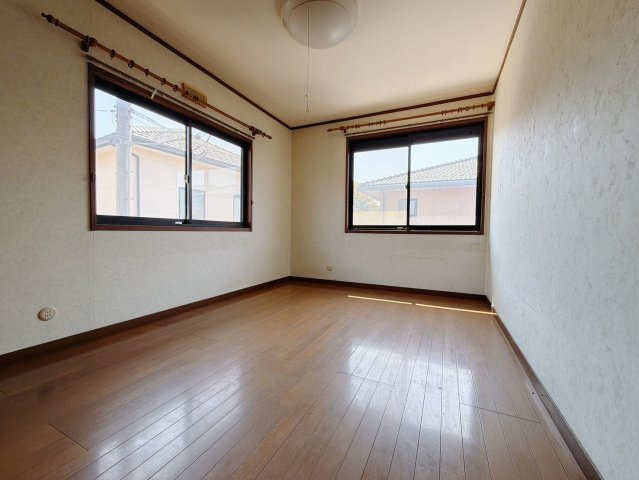 ■洋室｜お子様の一人部屋にピッタリな洋室。木のぬくもりを感じるフローリングは、天然木の味わいが時とともに深みを増していきます。また、傷にも強く、フリーワックスでお手入れもラクラクです♪