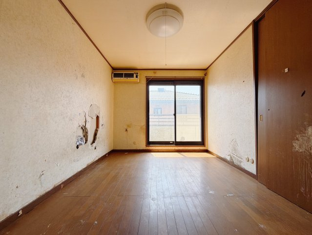 ■洋室｜ナチュラルカラーの床です。模様替えなどとても楽しく工夫できます♪陽当たり、風通しもとても良いので毎日快適な生活スタートです！子供部屋にも良いですね♪