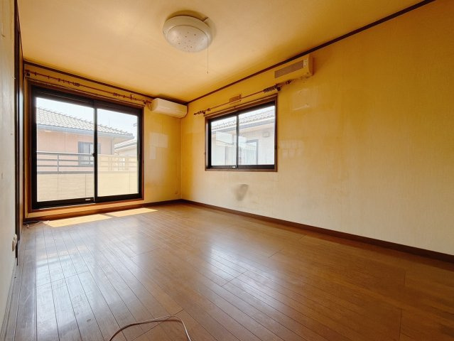 ■洋室｜2面採光で明るい洋室。全部屋フローリングなので、お掃除がしやすいです♪大きな収納もあって嬉しい！