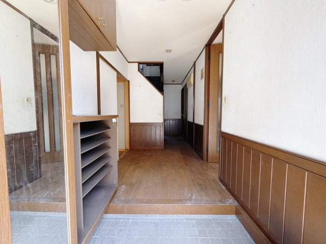 ■玄関｜収納豊富な玄関♪全身ミラー付き収納もあり、お出かけ前の身だしなみチェックもバッチリです！