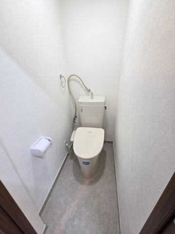 トイレは便座交換、クッションフロアの張替えを行いました。
