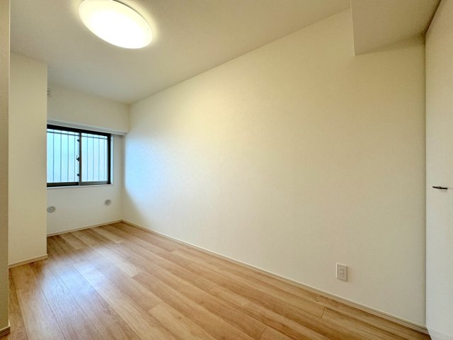 洋室6帖　約6帖の洋室は、お子様のお部屋に最適です。ベッドと学習机を置いてもゆとりがあり、備え付けのクローゼットでお片付けの習慣も自然と身につきます。